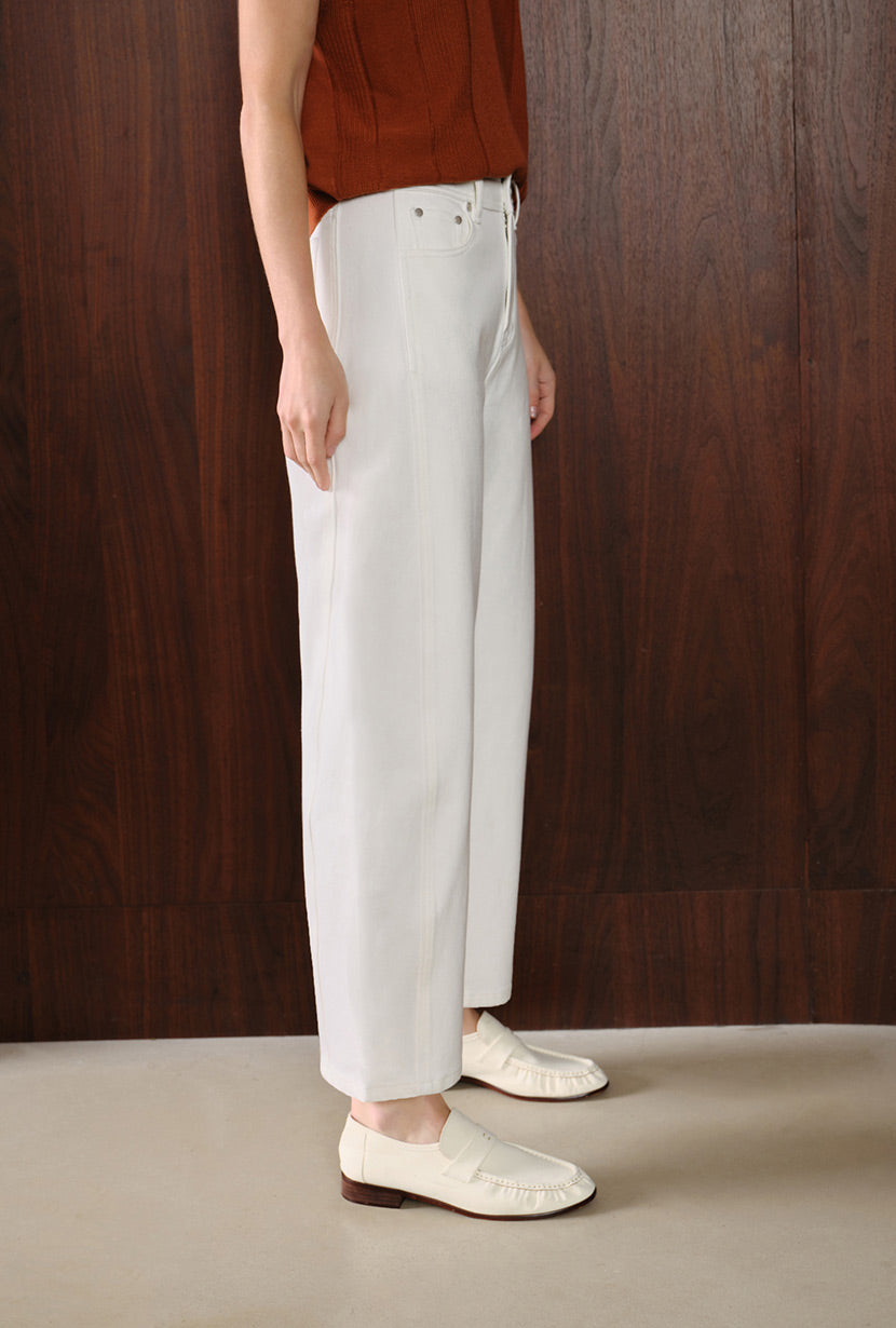 Petite Studio's Evie Mid-Rise Barrel Jeans in White 